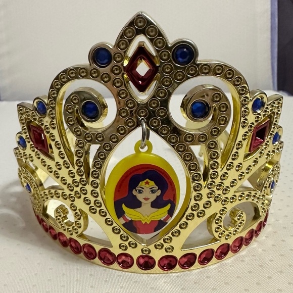 DC Comics Wonder Woman Party Supplies Set - Picture 5 of 7